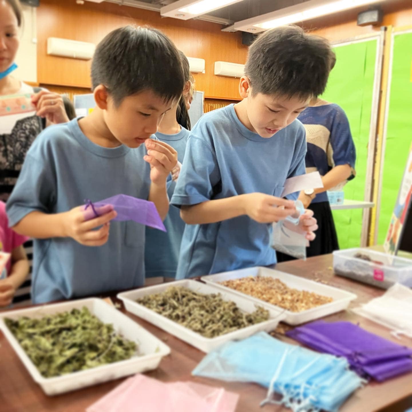 五感藝術
本工作坊內運用五感探索藝術的世界,每堂導師以以不同主題引發學生透過『五感』來創作,來培養孩子的創意、專注、表達和想像力。