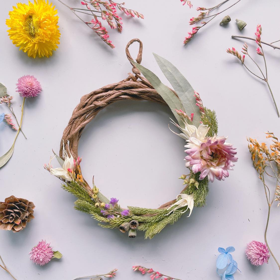 學習使用永生花和乾花製作迷你花環手工班