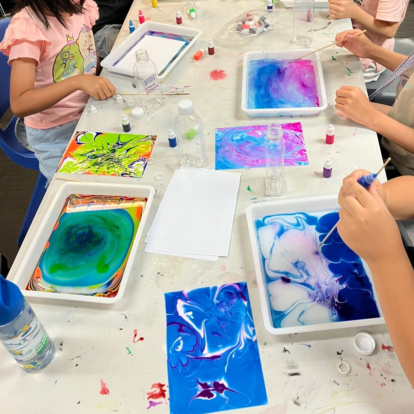 認識水的內聚力,發掘生活中有什麼有表面張力 。其後利用油的表面張力,加上不同墨水,形成圈圈的特牲,便能做出美麗的浮水印畫 (香港STEM手工科學藝術班)