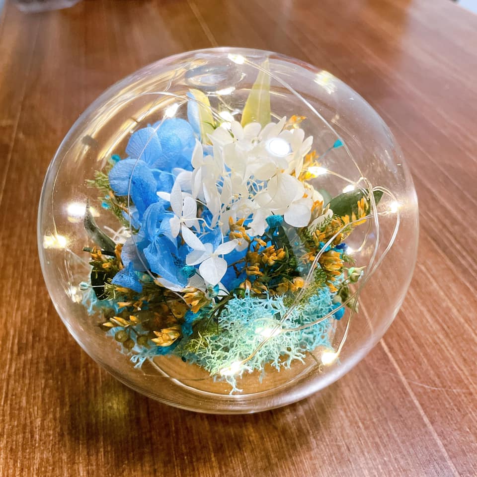 大家可在工作坊自行配搭各種的乾花放進乾花水晶球內，加上銅線燈讓水晶球閃閃發光。
